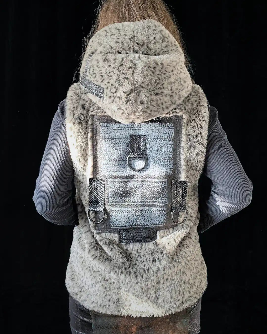 Leo fur vest grey with hood and backpatch