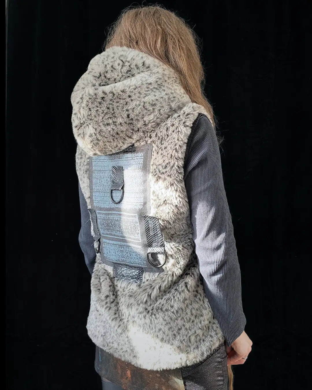 Leo fur vest grey with hood and backpatch