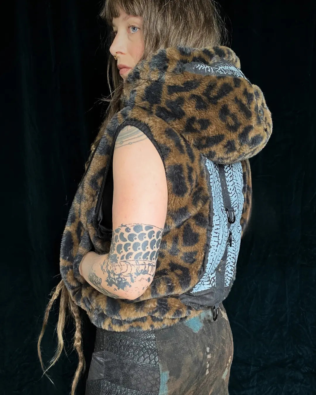 Fellweste Leo mit Kapuze, Metallapplikationen und Backpatch