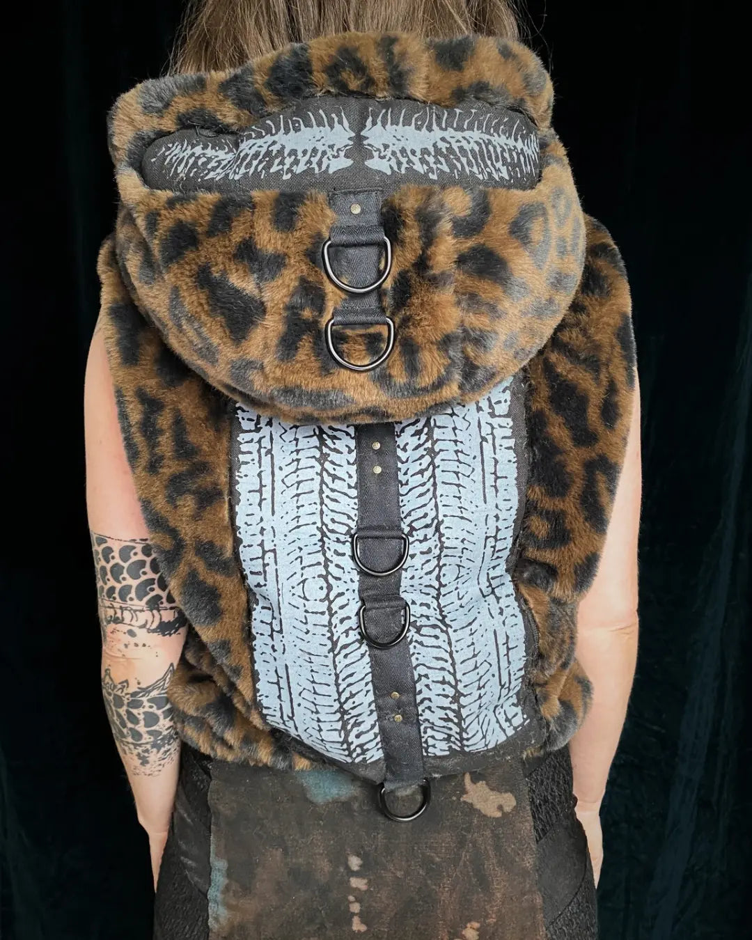 Fellweste Leo mit Kapuze, Metallapplikationen und Backpatch