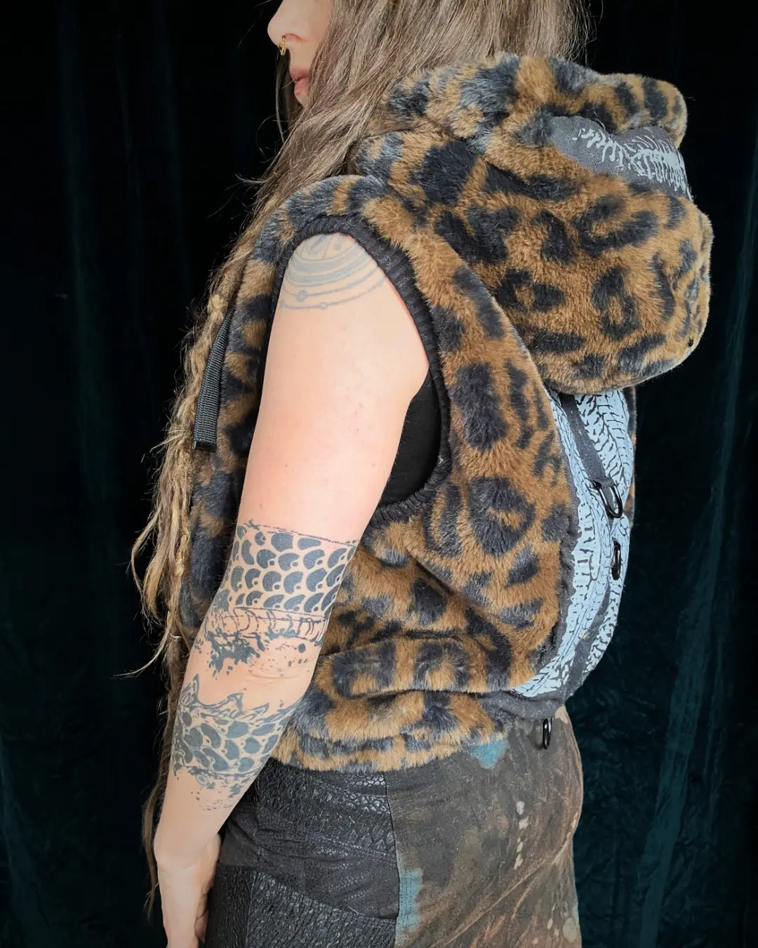 Fellweste Leo mit Kapuze, Metallapplikationen und Backpatch