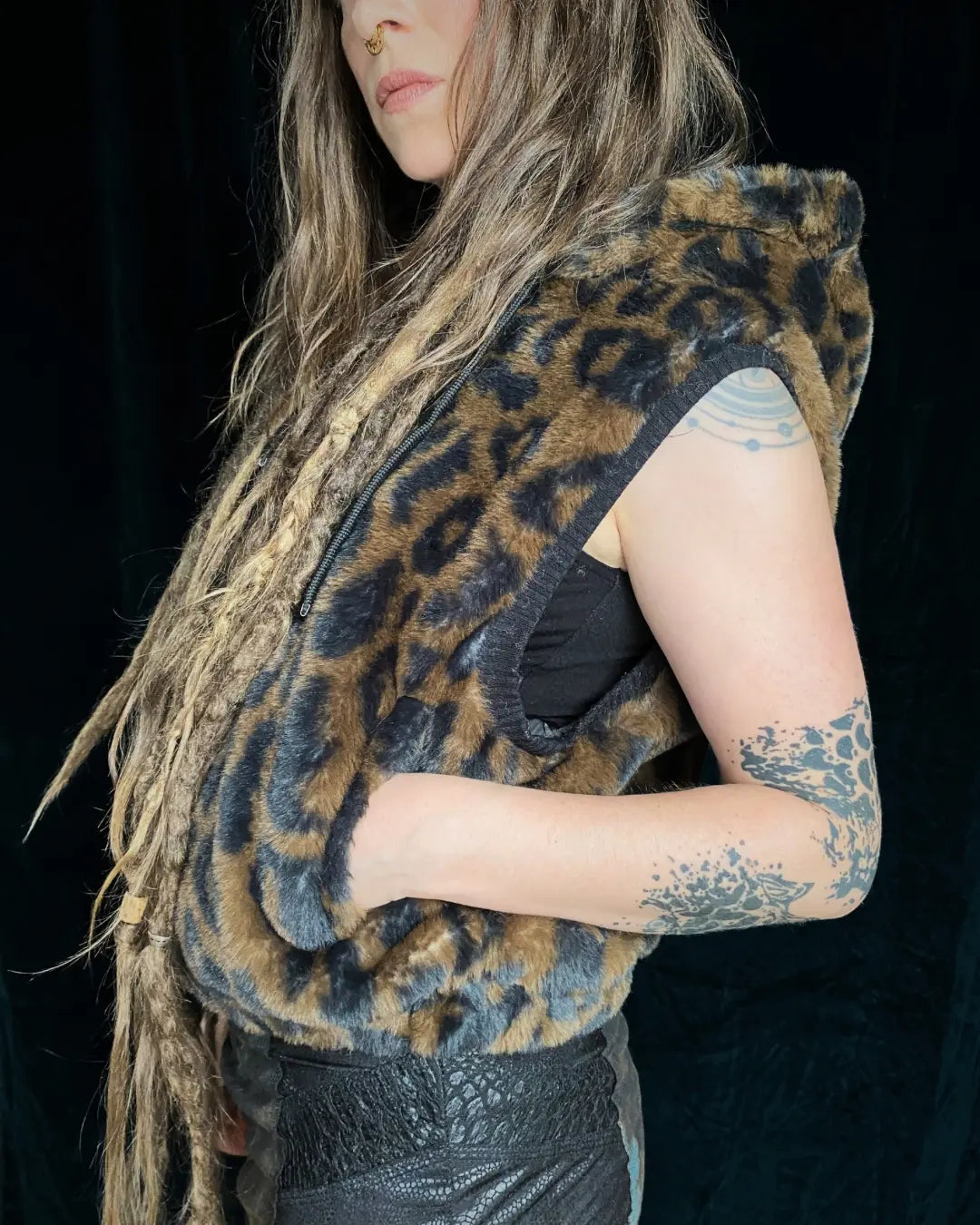 Fellweste Leo mit Kapuze, Metallapplikationen und Backpatch