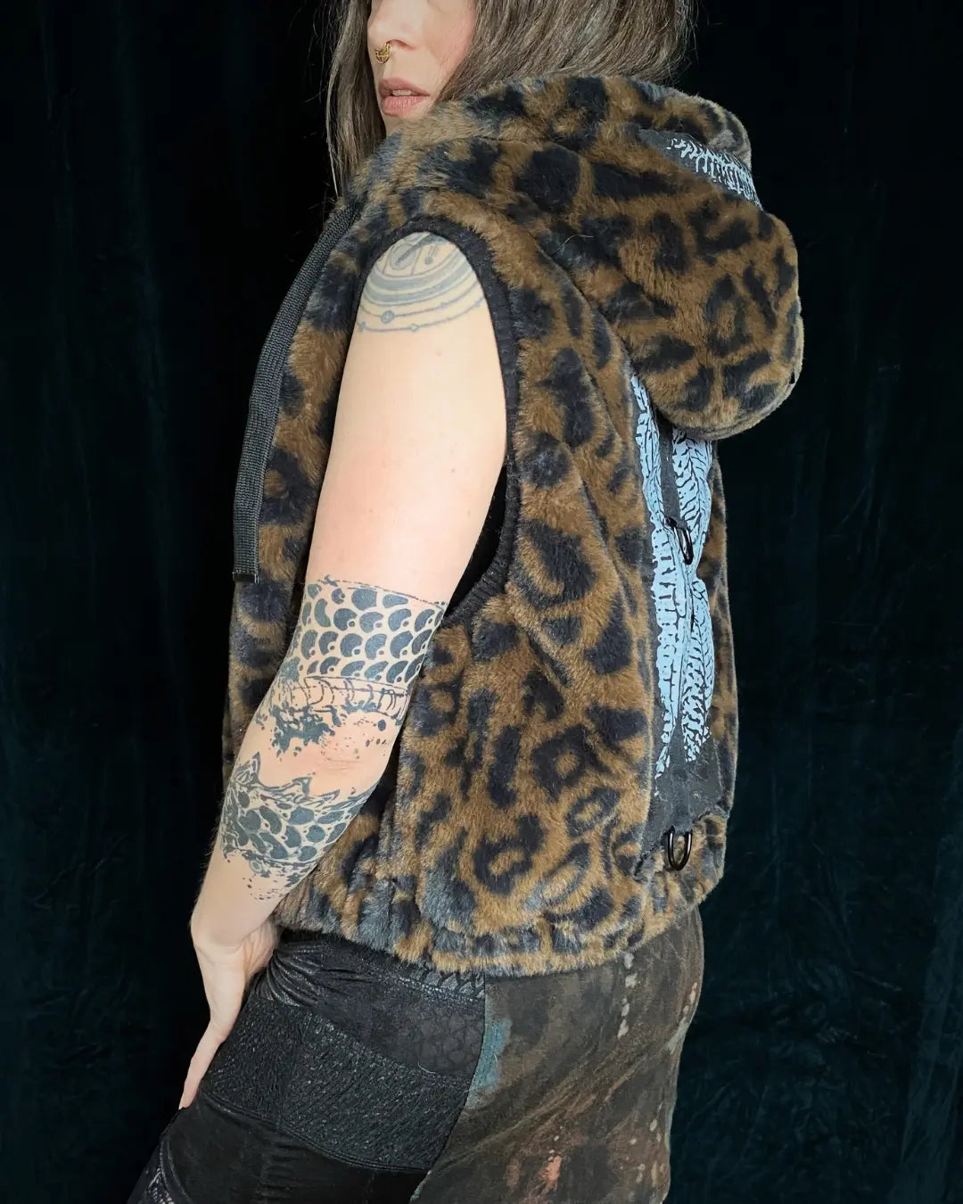 Fellweste Leo mit Kapuze, Metallapplikationen und Backpatch