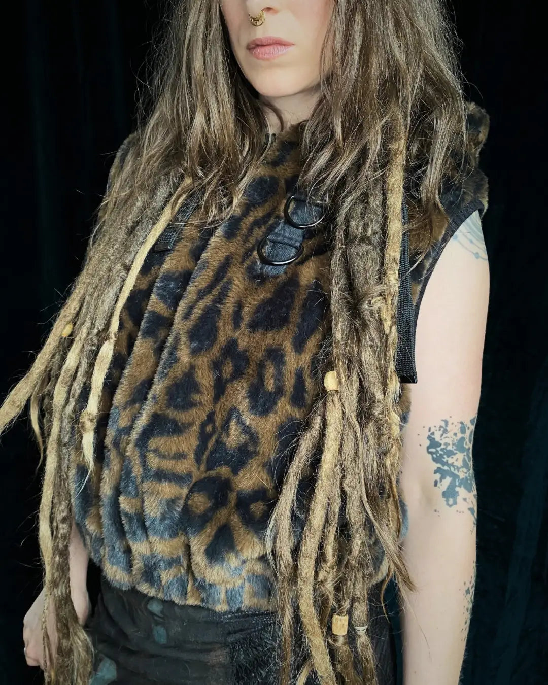 Fellweste Leo mit Kapuze, Metallapplikationen und Backpatch