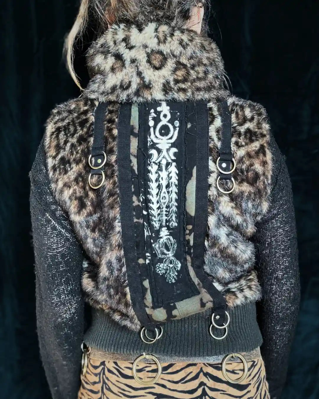 Fellweste Leo mit Stehkragen, Metallapplikationen und Backpatch