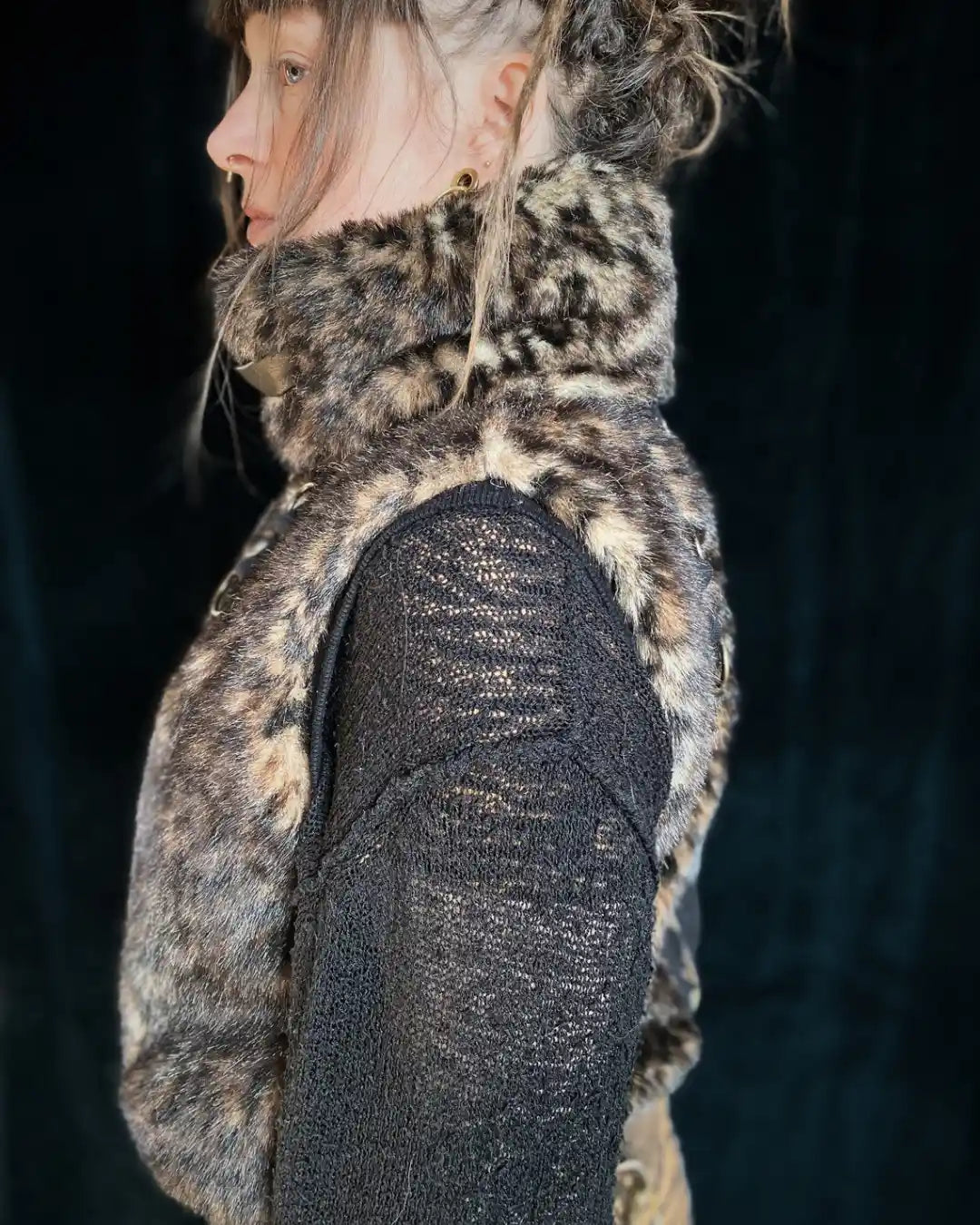 Fellweste Leo mit Stehkragen, Metallapplikationen und Backpatch