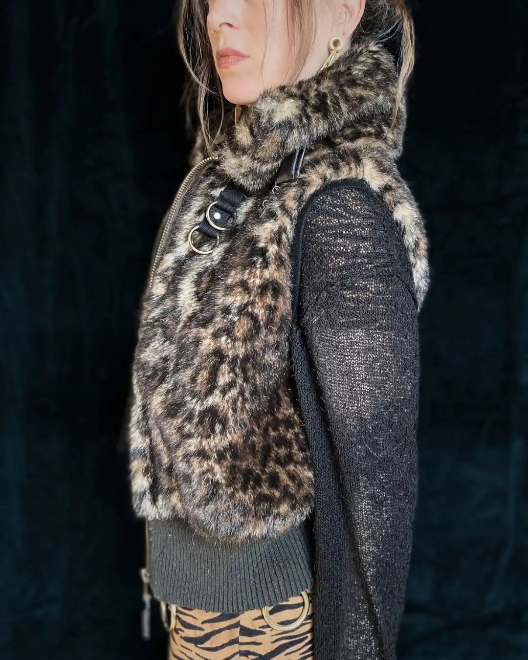 Fellweste Leo mit Stehkragen, Metallapplikationen und Backpatch