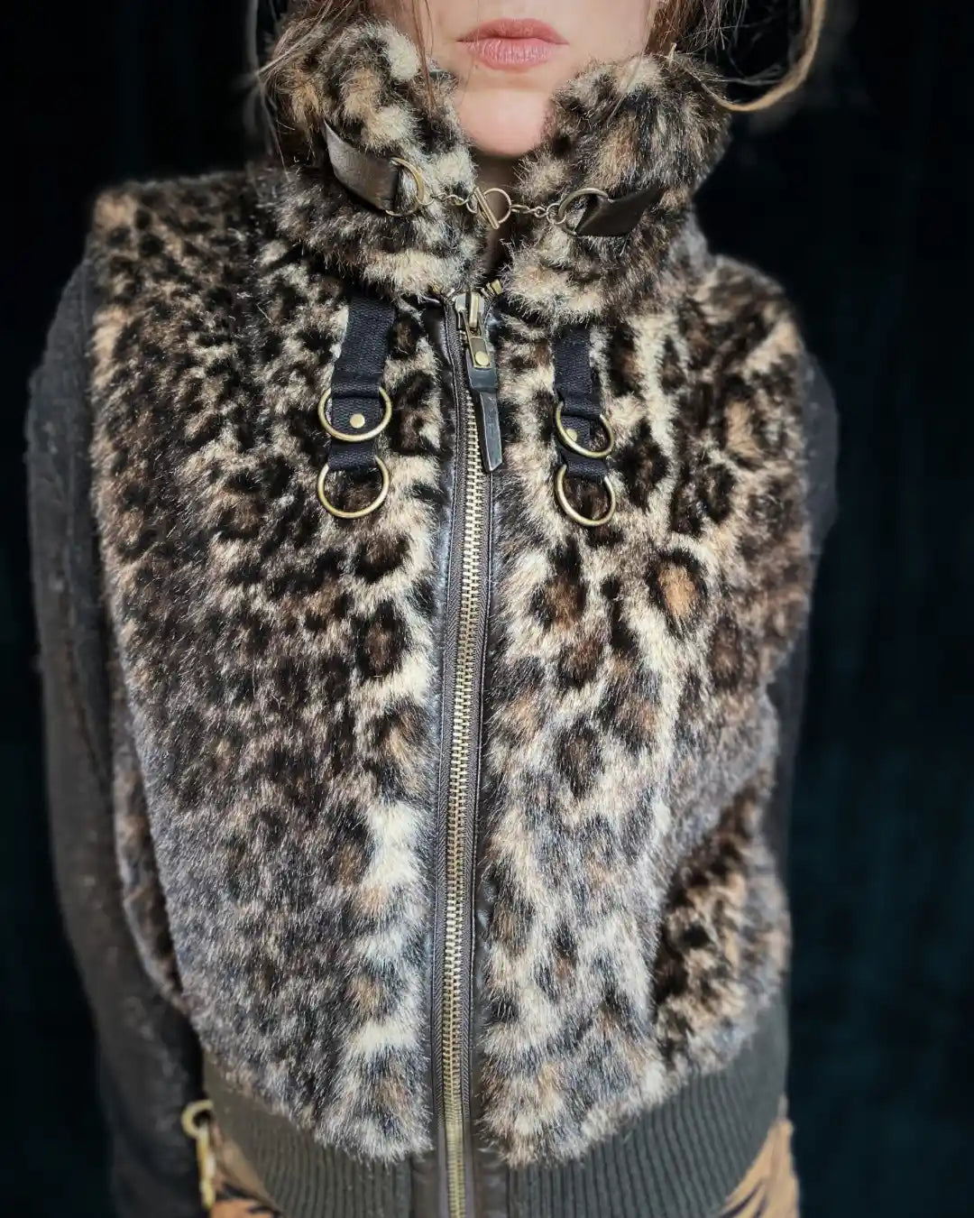 Fellweste Leo mit Stehkragen, Metallapplikationen und Backpatch