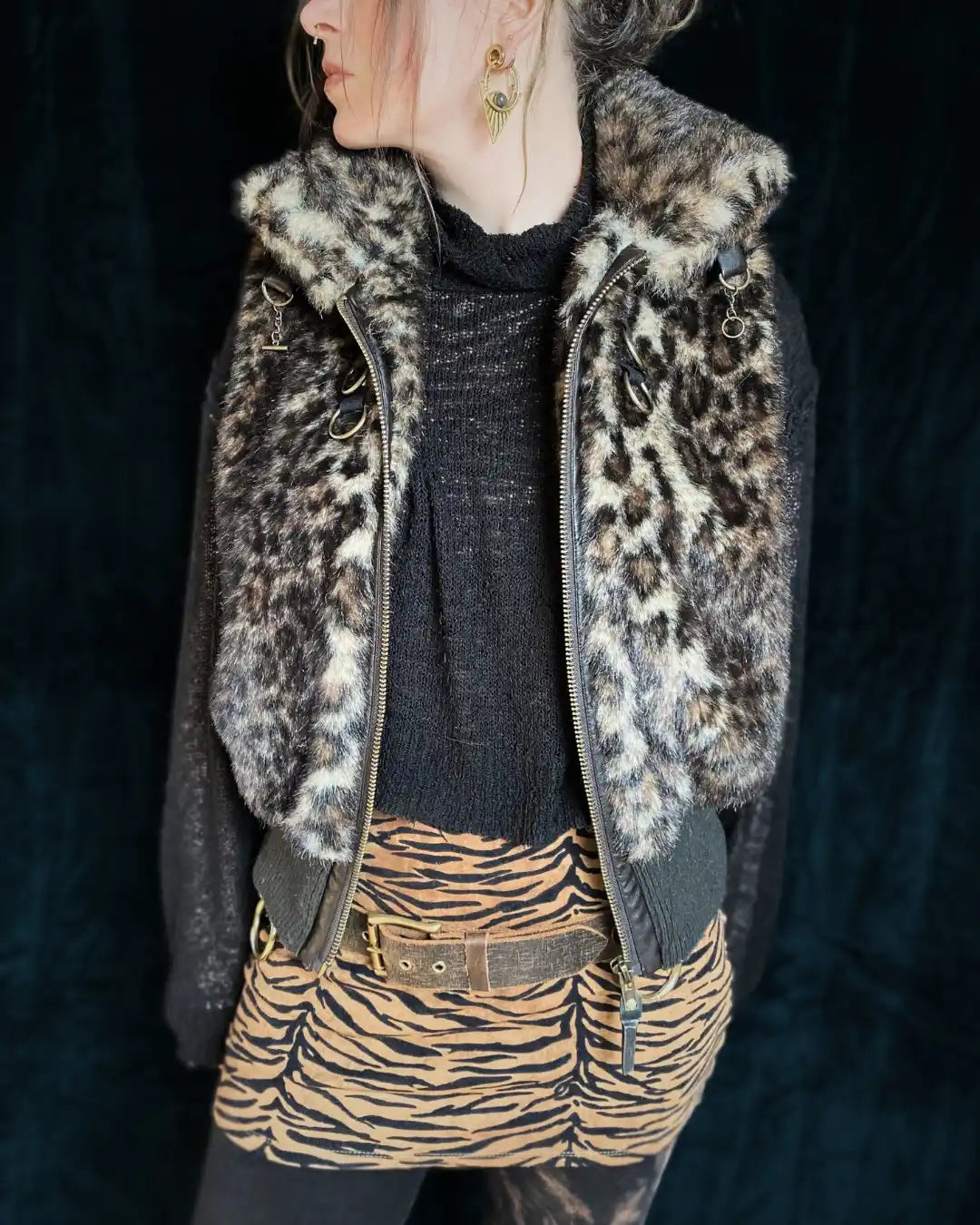 Fellweste Leo mit Stehkragen, Metallapplikationen und Backpatch