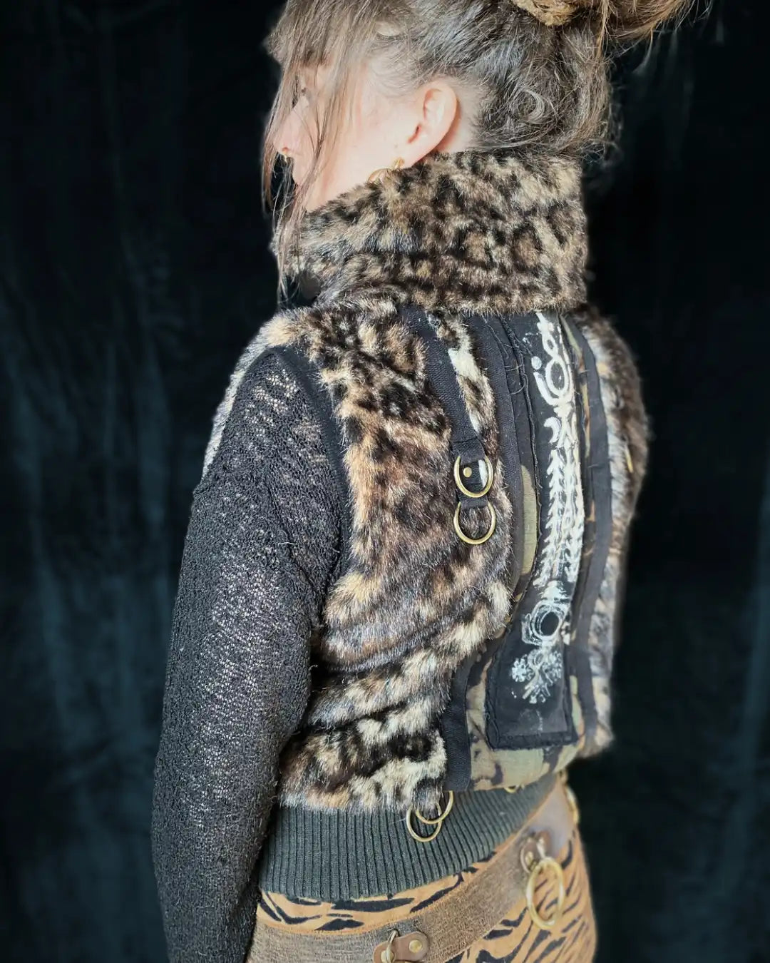 Fellweste Leo mit Stehkragen, Metallapplikationen und Backpatch