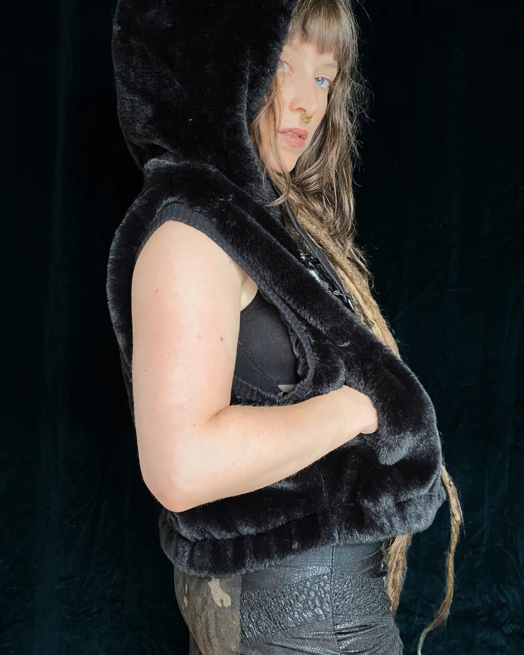 Fellweste schwarz mit Metallringen und Patches