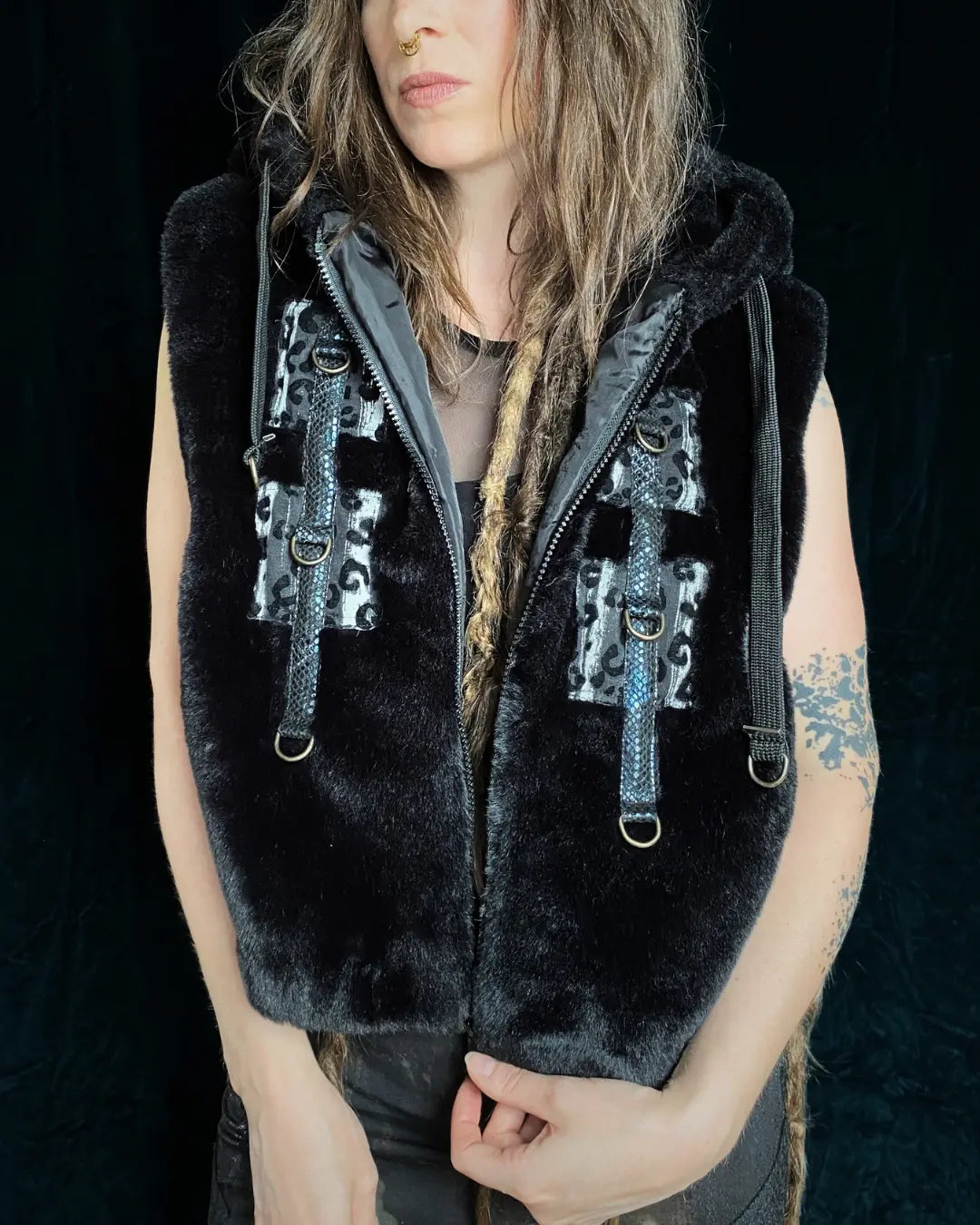 Fellweste schwarz mit Metallringen und Patches