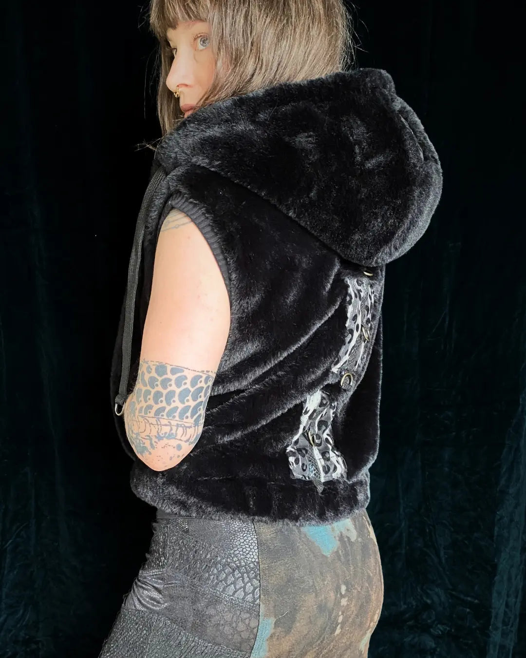 Fellweste schwarz mit Metallringen und Patches