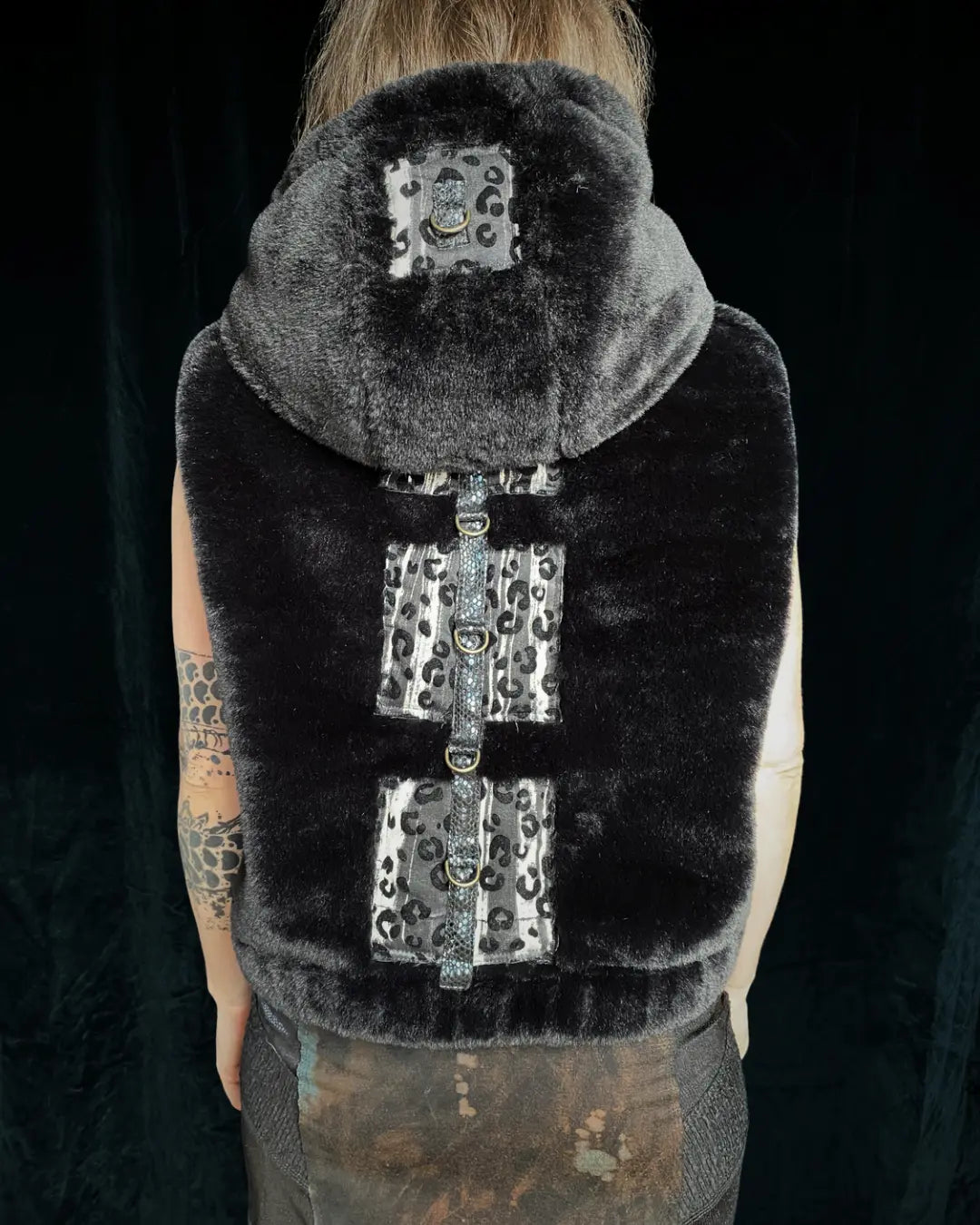 Fellweste schwarz mit Metallringen und Patches