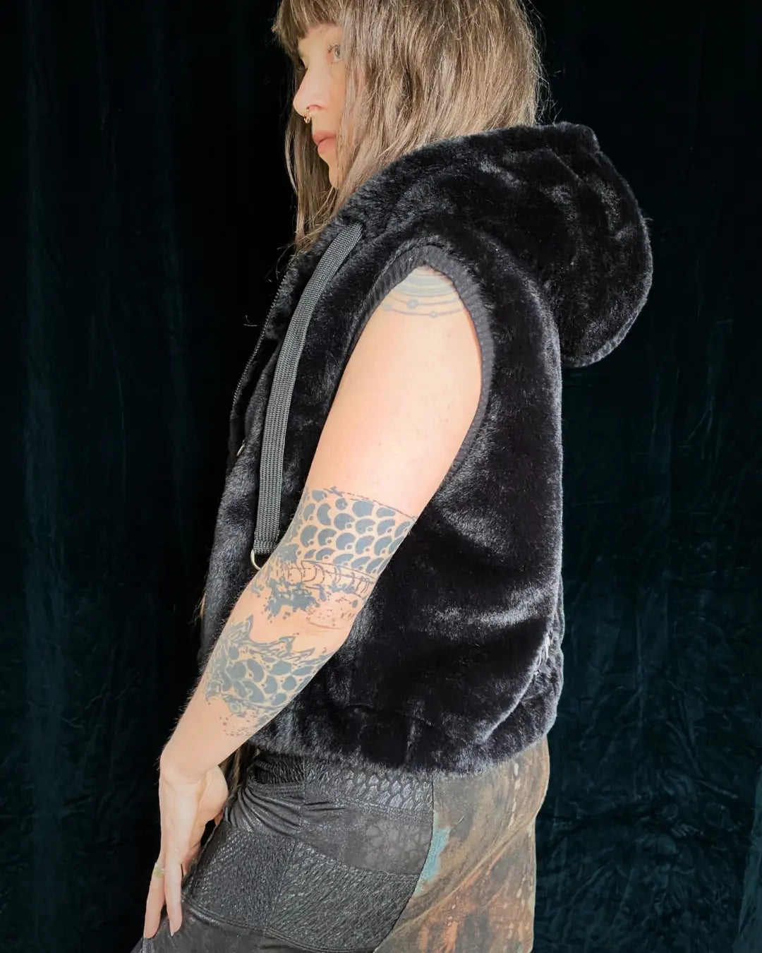 Fellweste schwarz mit Metallringen und Patches