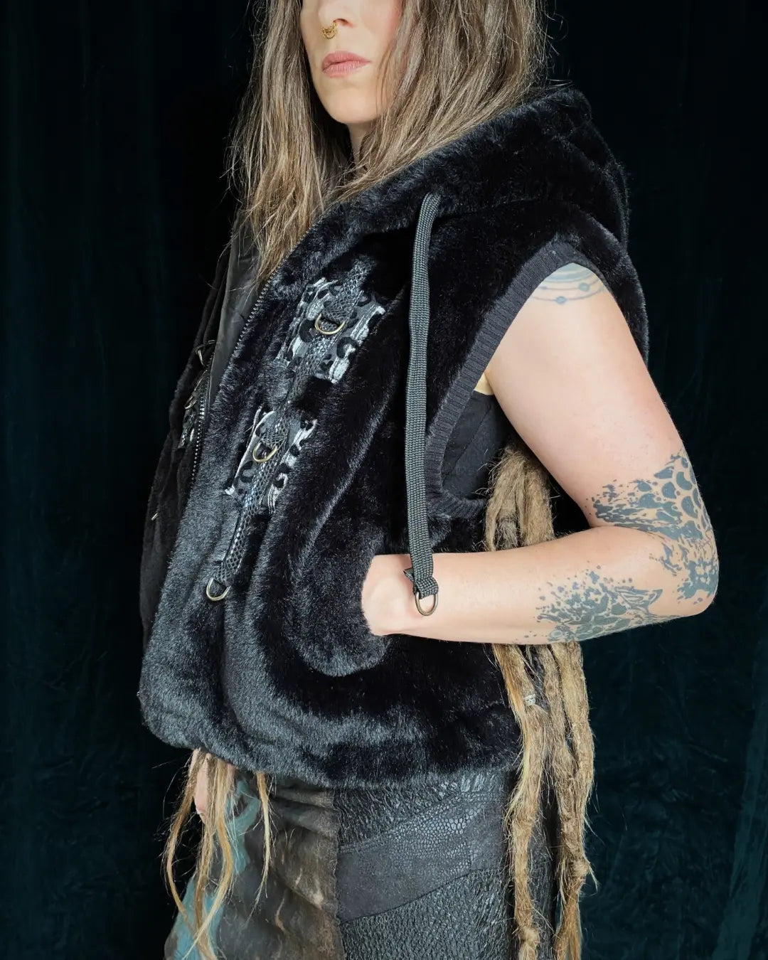 Fellweste schwarz mit Metallringen und Patches