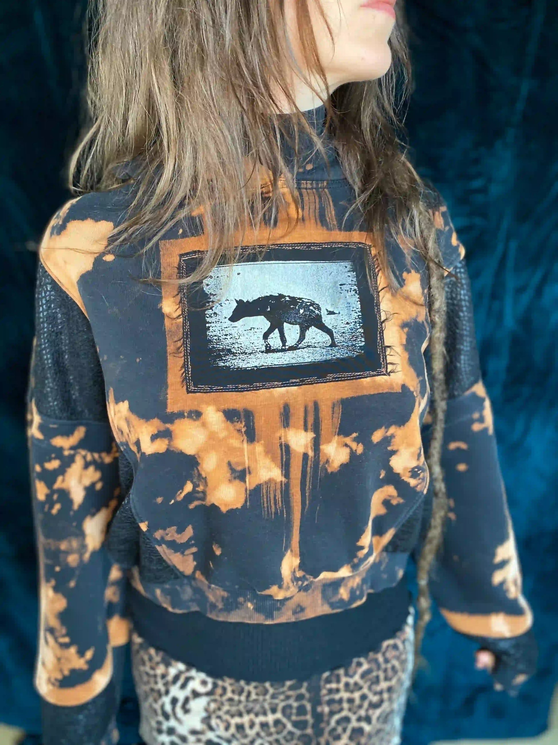 Hoodie Tie Dye mit Snakeprinteinsätzen und Patches