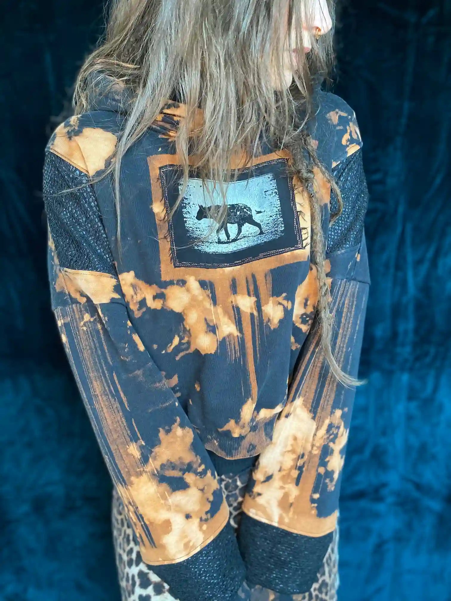 Hoodie Tie Dye mit Snakeprinteinsätzen und Patches