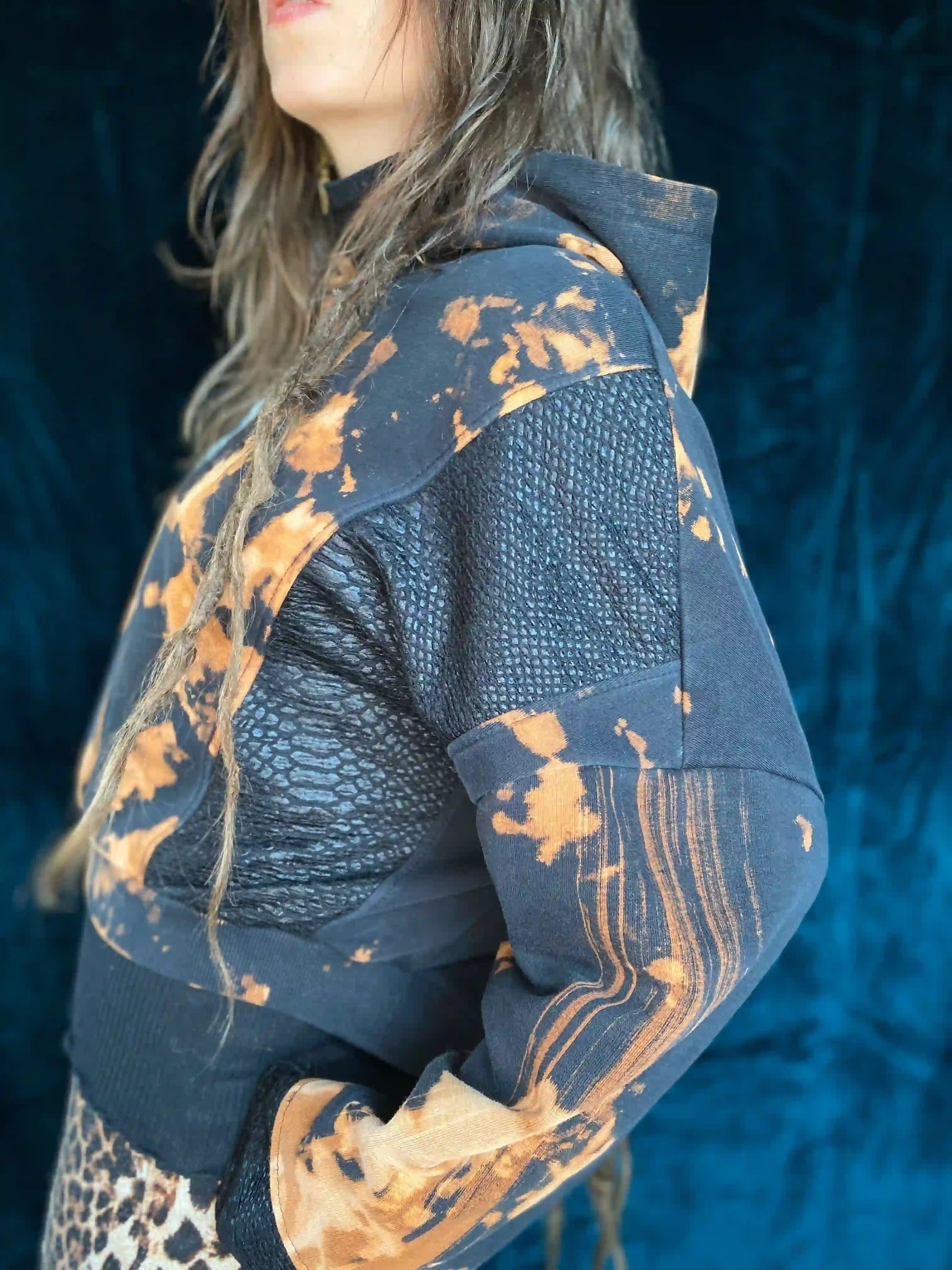 Hoodie Tie Dye mit Snakeprinteinsätzen und Patches