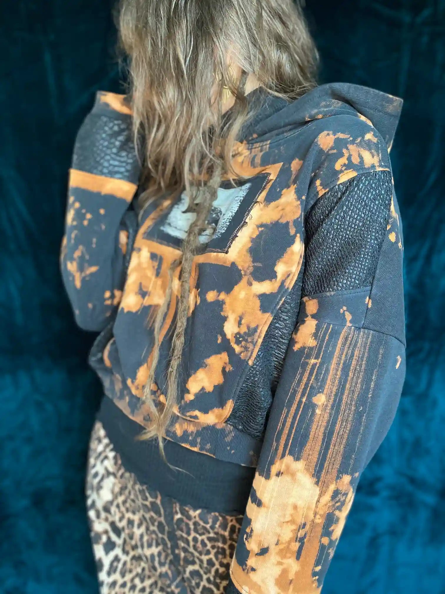 Hoodie Tie Dye mit Snakeprinteinsätzen und Patches