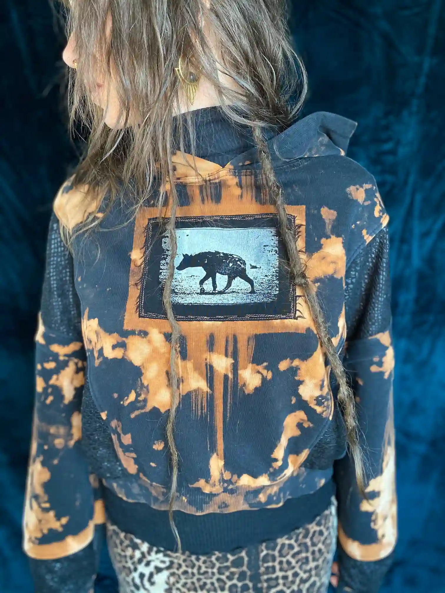 Hoodie Tie Dye mit Snakeprinteinsätzen und Patches