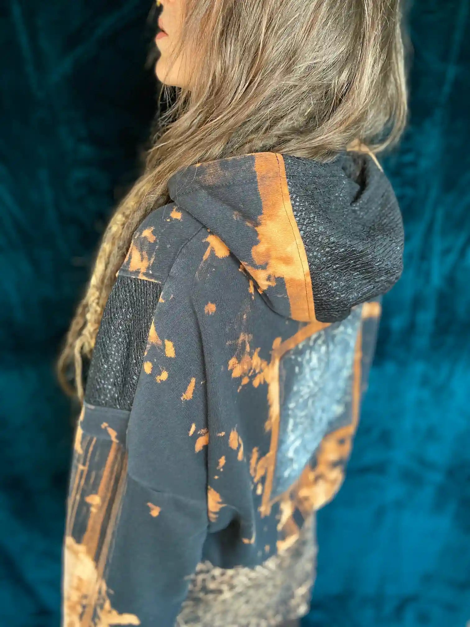 Hoodie Tie Dye mit Snakeprinteinsätzen und Patches