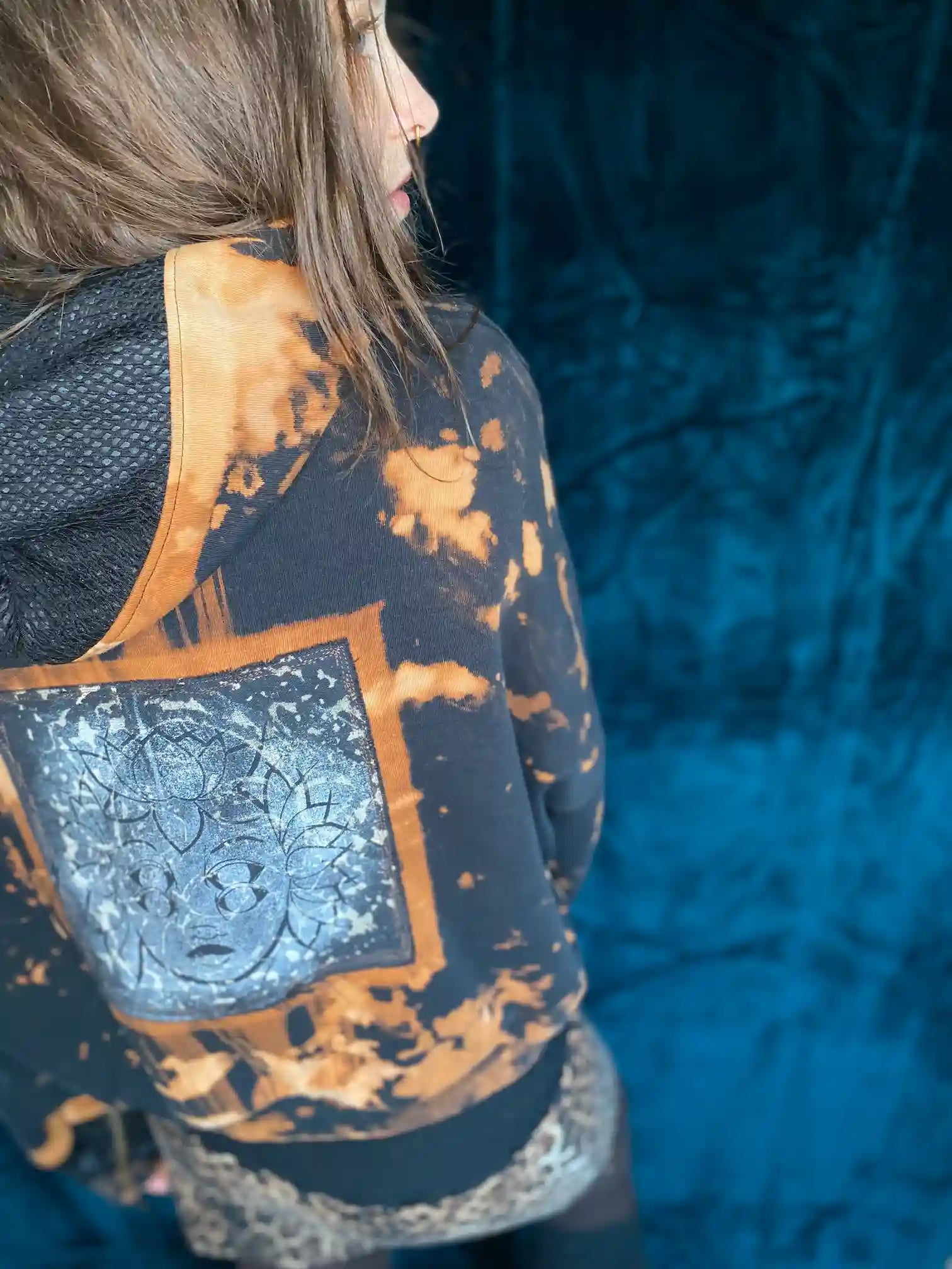 Hoodie Tie Dye mit Snakeprinteinsätzen und Patches