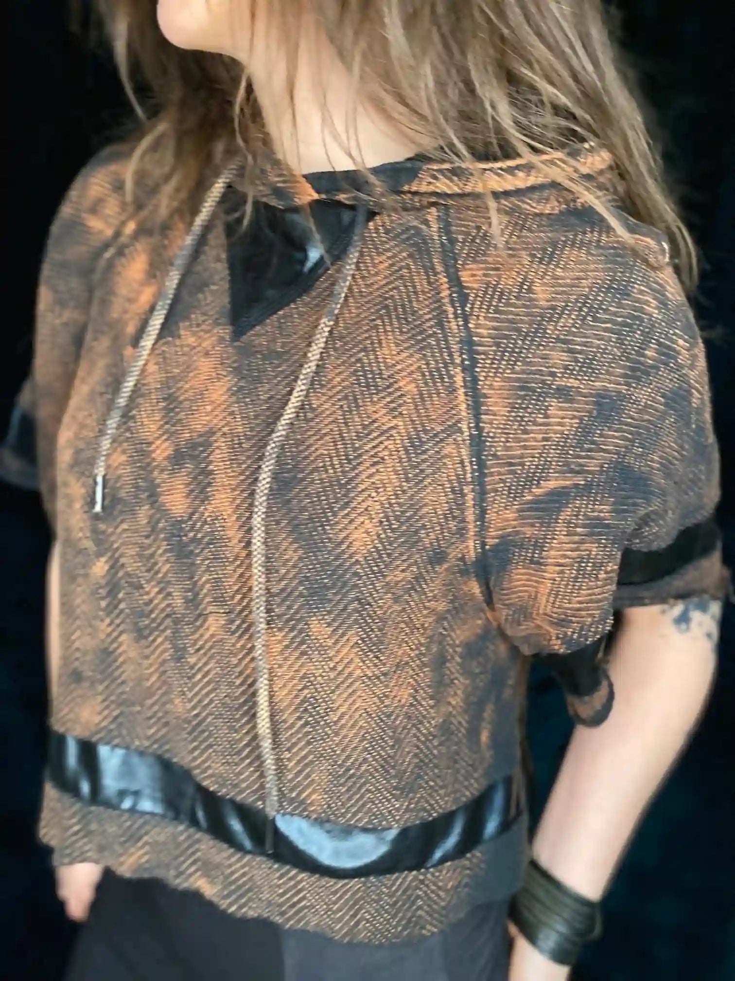 Hoodie Tie Dye mit kurzen Ärmeln, Lackeinsätzen und Patch