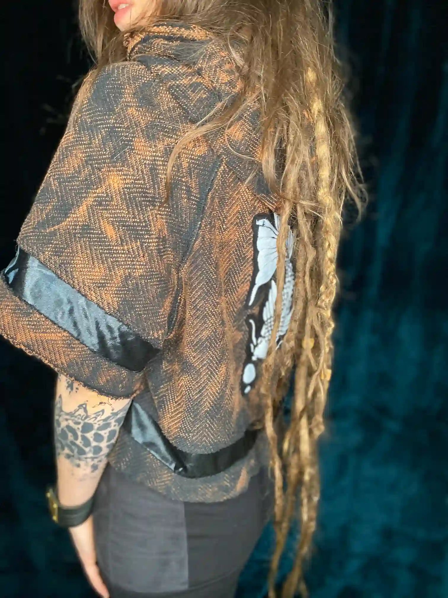 Hoodie Tie Dye mit kurzen Ärmeln, Lackeinsätzen und Patch