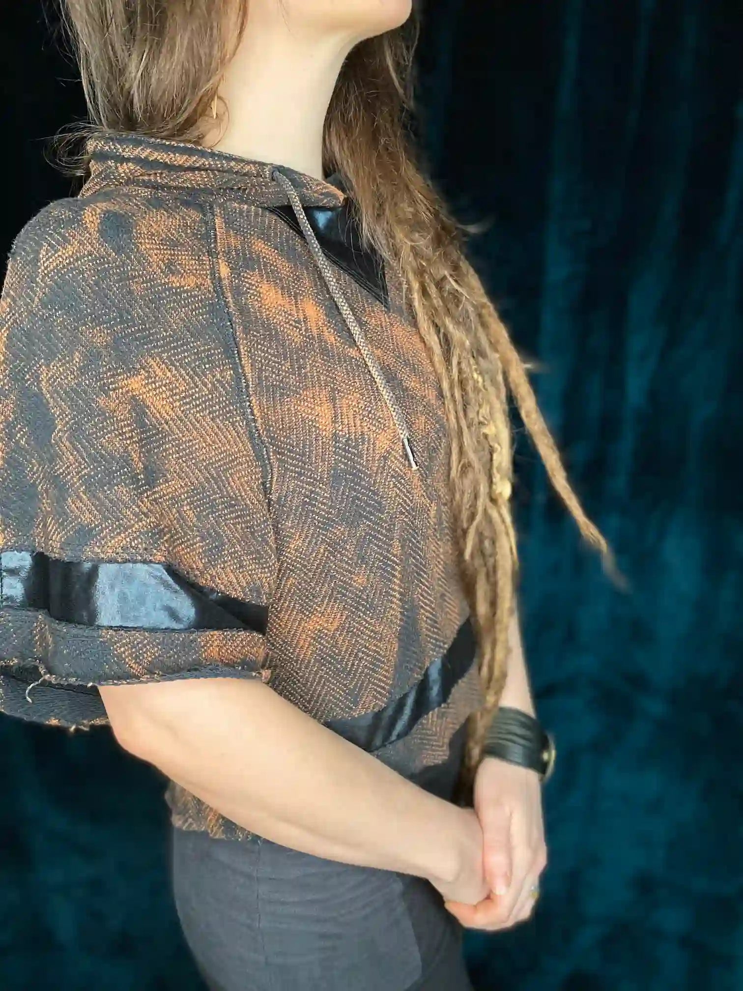 Hoodie Tie Dye mit kurzen Ärmeln, Lackeinsätzen und Patch