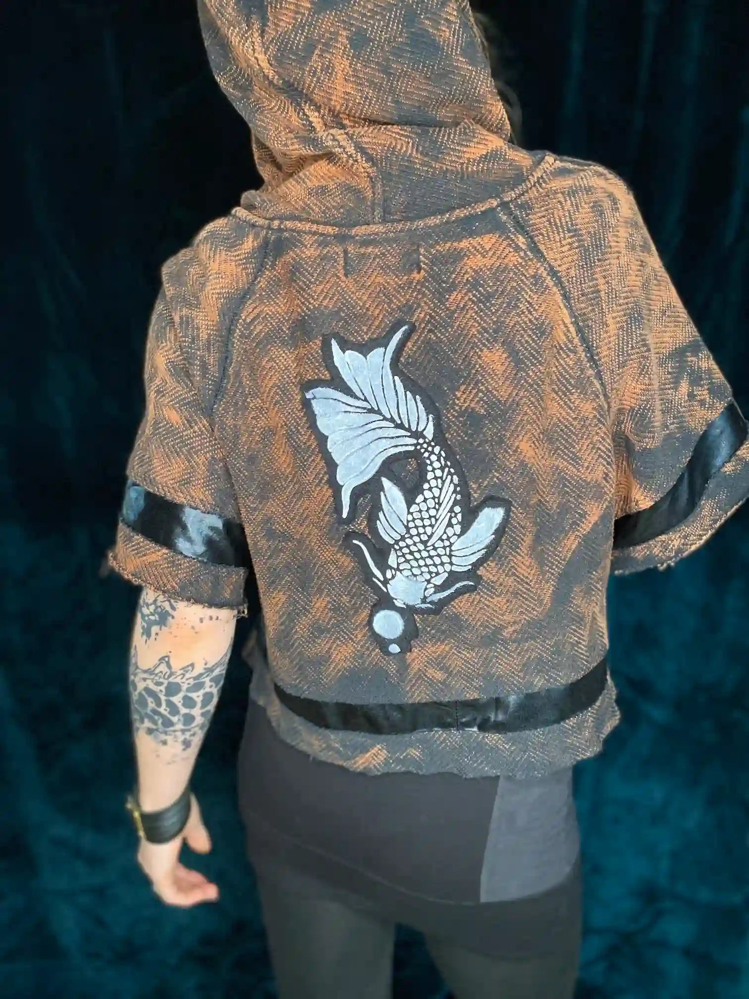 Hoodie Tie Dye mit kurzen Ärmeln, Lackeinsätzen und Patch