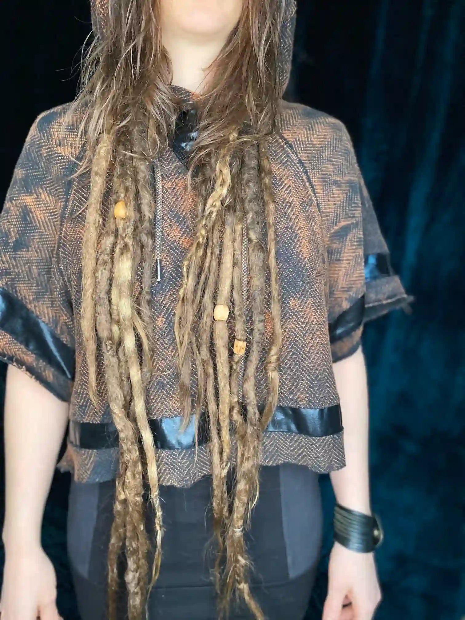 Hoodie Tie Dye mit kurzen Ärmeln, Lackeinsätzen und Patch