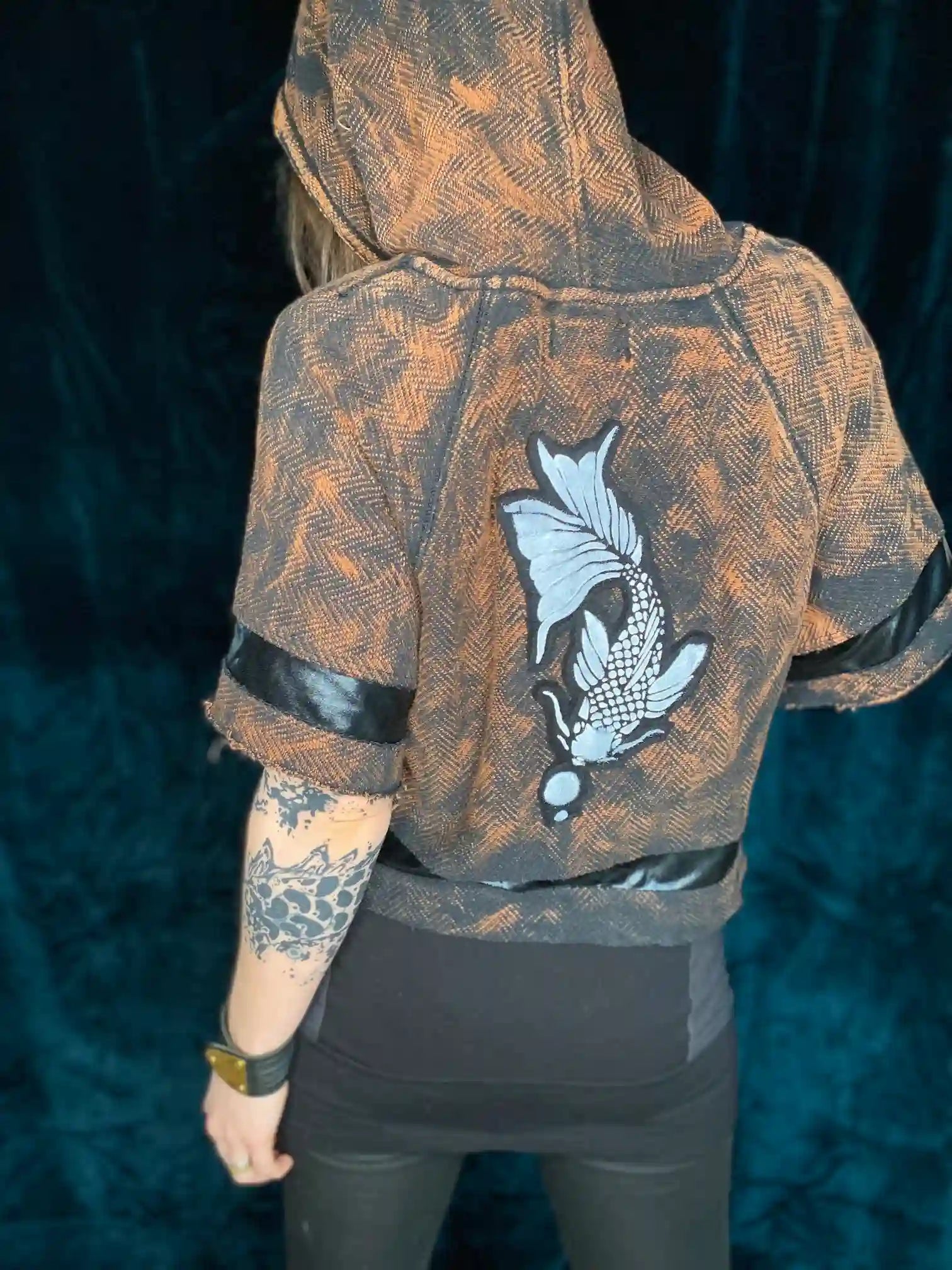 Hoodie Tie Dye mit kurzen Ärmeln, Lackeinsätzen und Patch