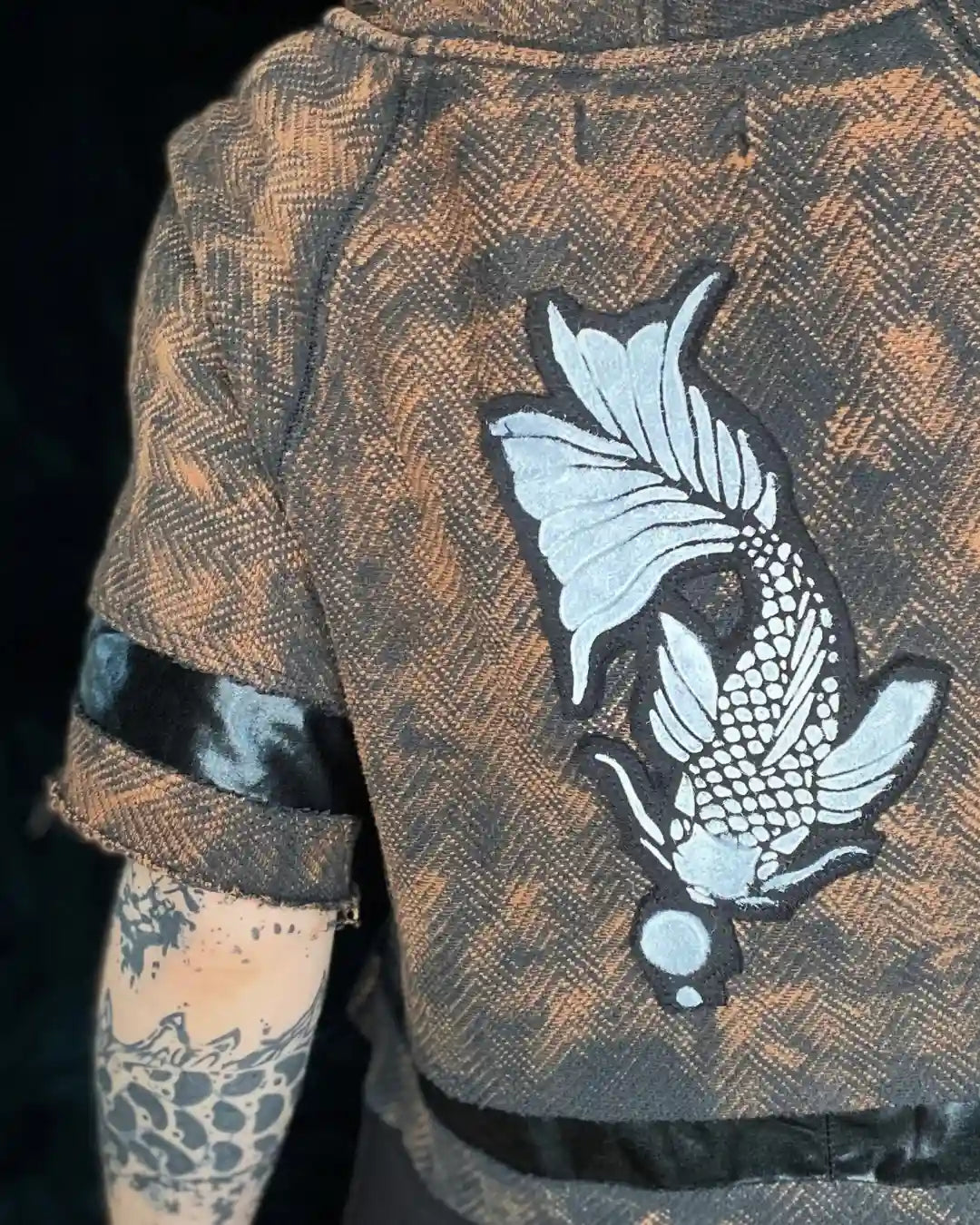 Hoodie Tie Dye mit kurzen Ärmeln, Lackeinsätzen und Patch