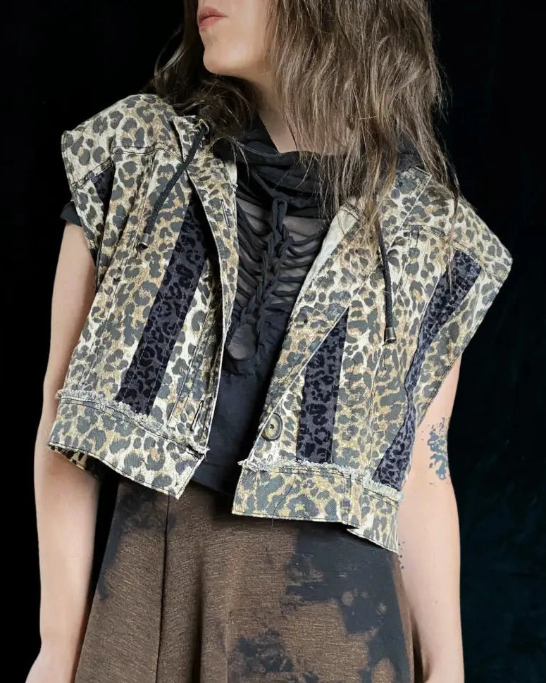 Jeansweste mit Leo Metallapplikationen und Backpatch