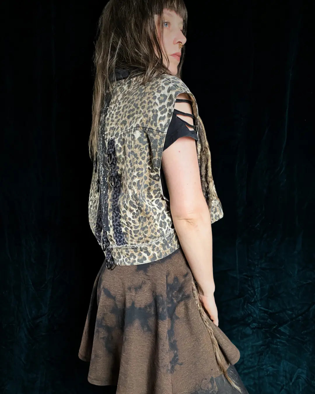 Jeansweste mit Leo Metallapplikationen und Backpatch