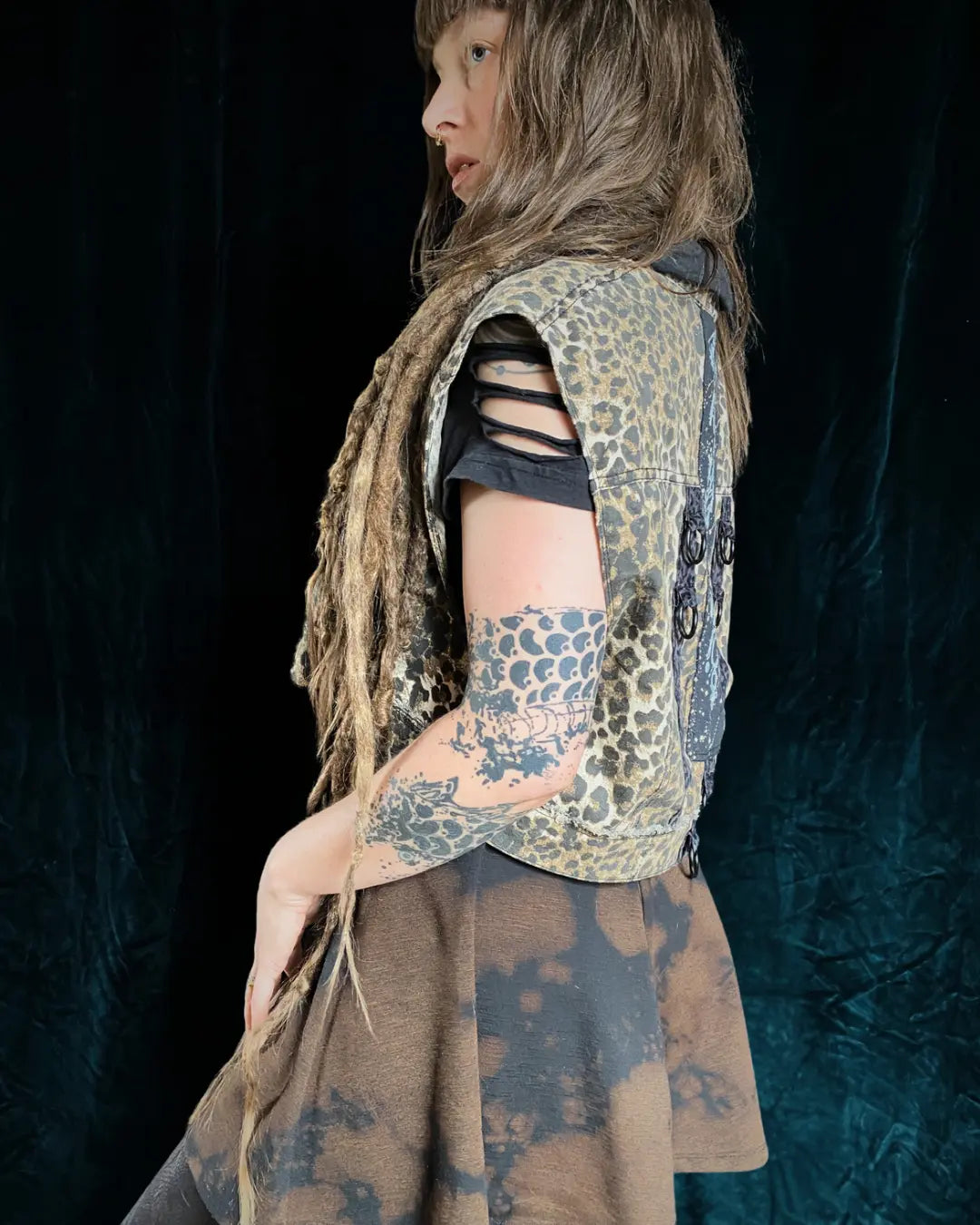 Jeansweste mit Leo Metallapplikationen und Backpatch