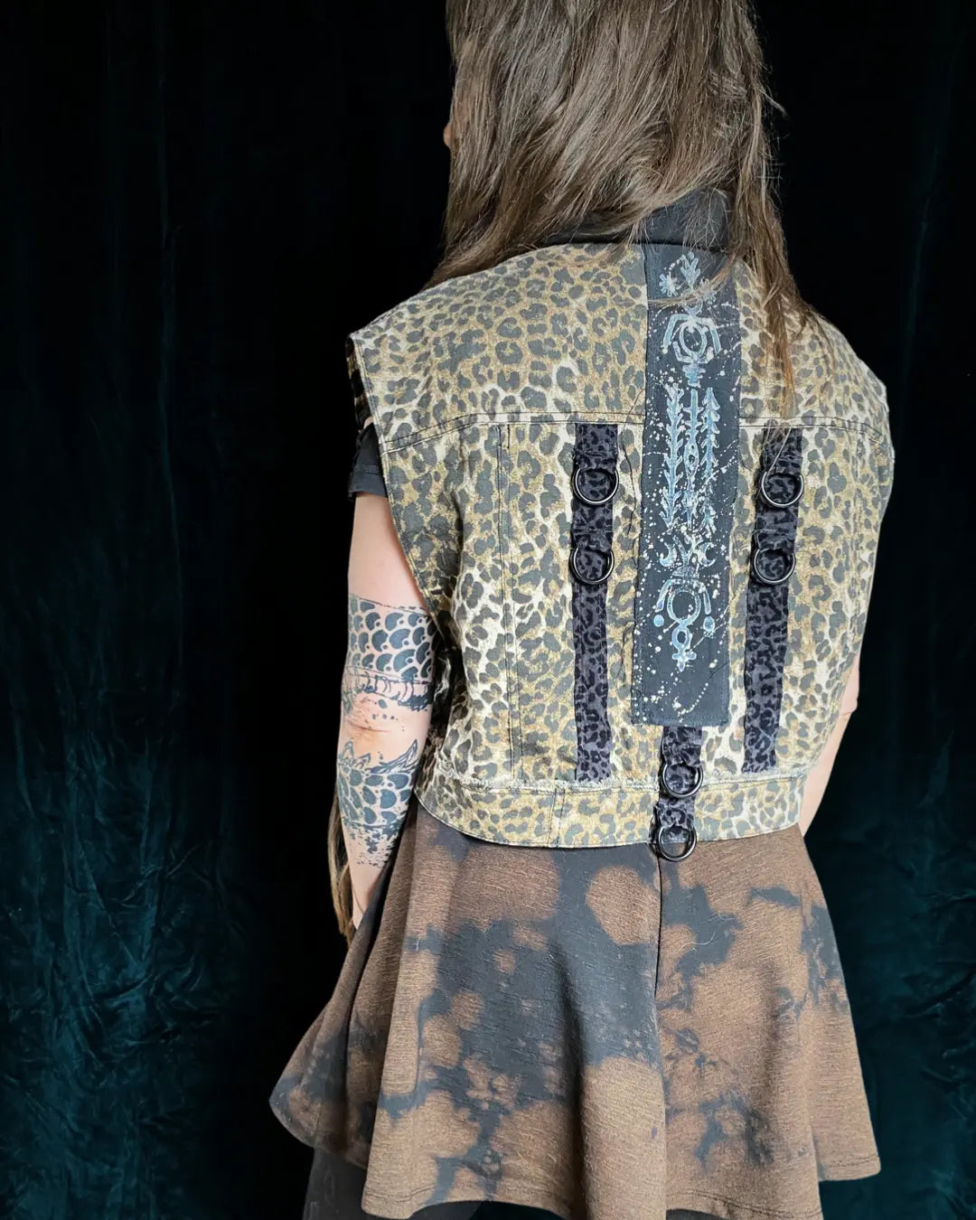 Jeansweste mit Leo Metallapplikationen und Backpatch