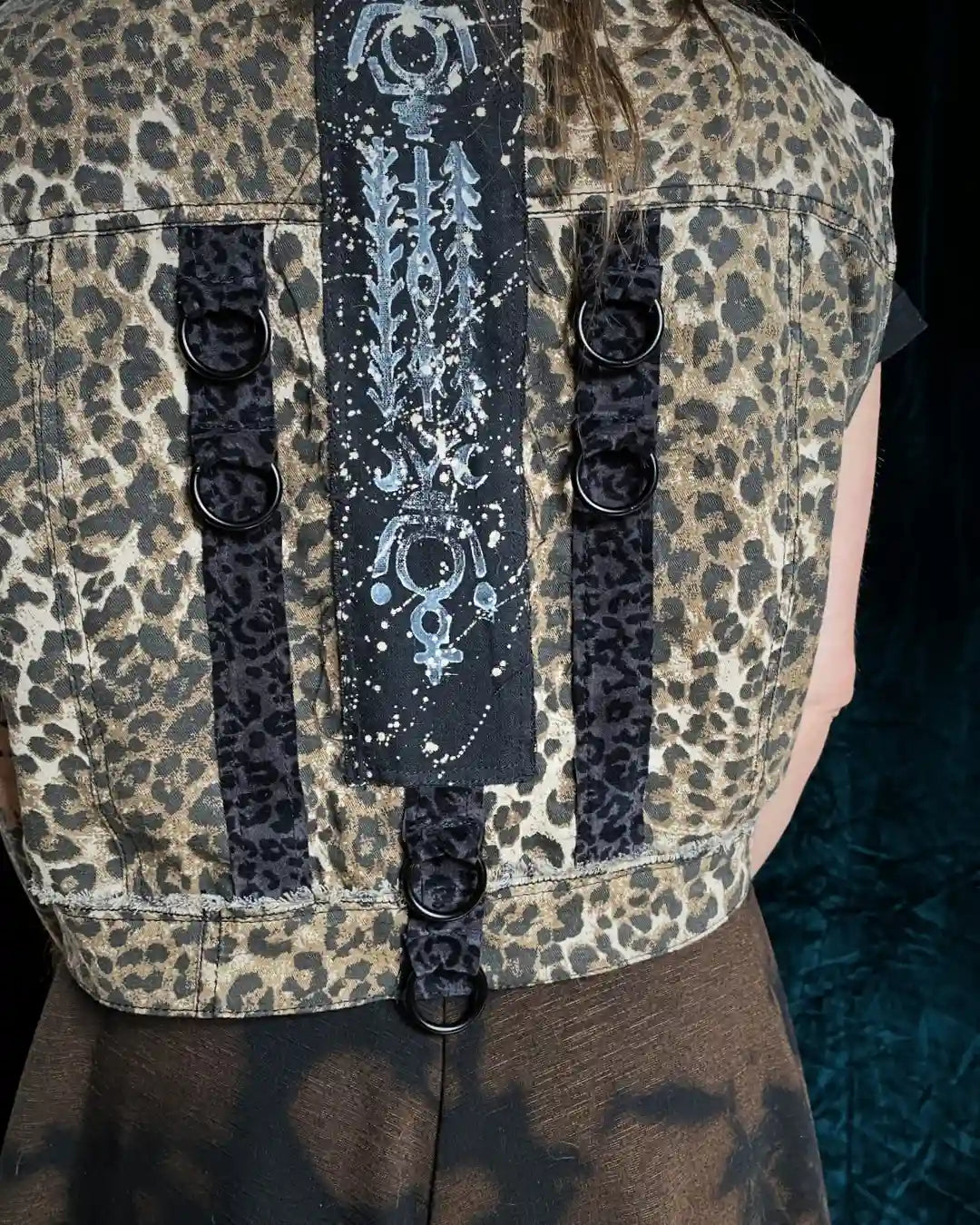 Jeansweste mit Leo Metallapplikationen und Backpatch