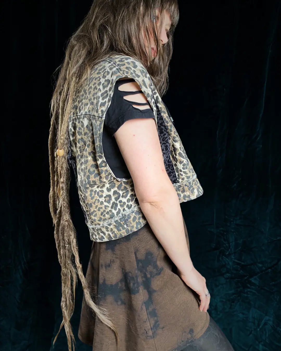 Jeansweste mit Leo Metallapplikationen und Backpatch