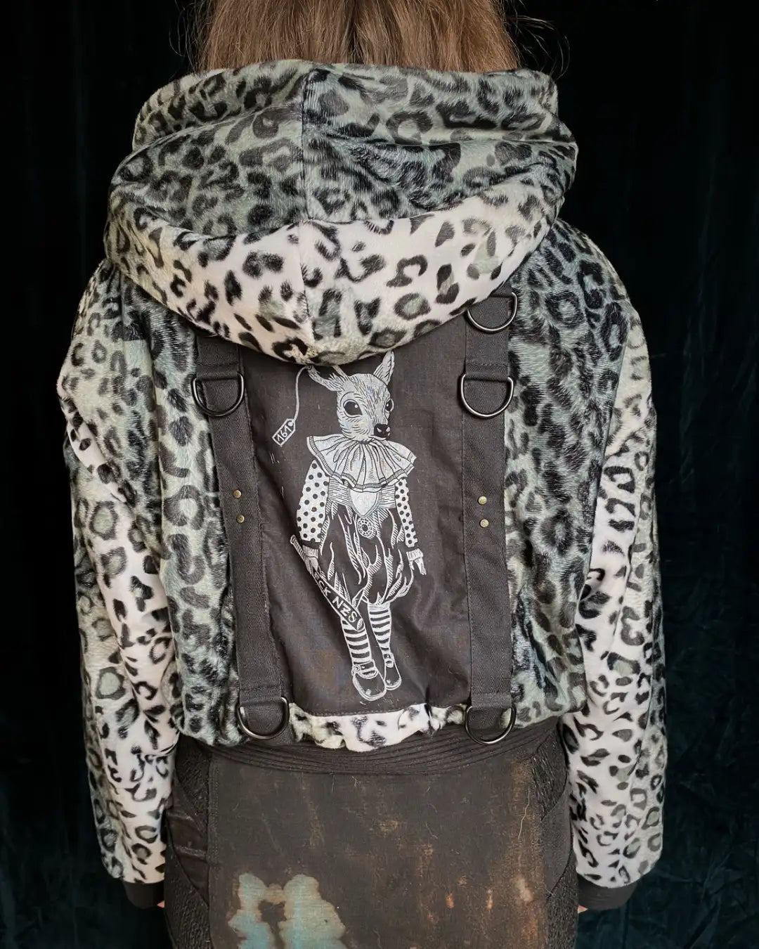 Felljacke Leo grau Schneeleopard mit Backpatch