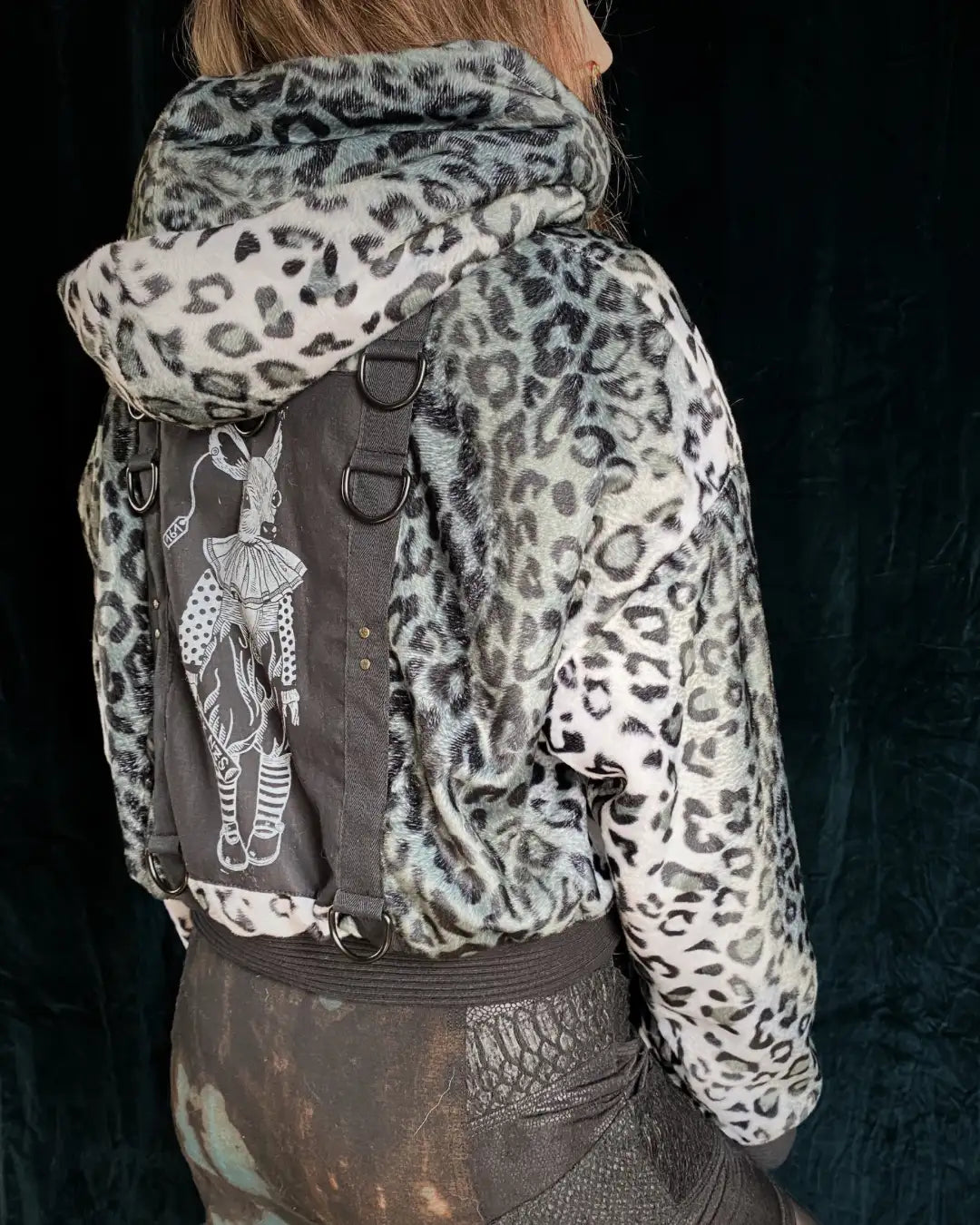 Felljacke Leo grau Schneeleopard mit Backpatch