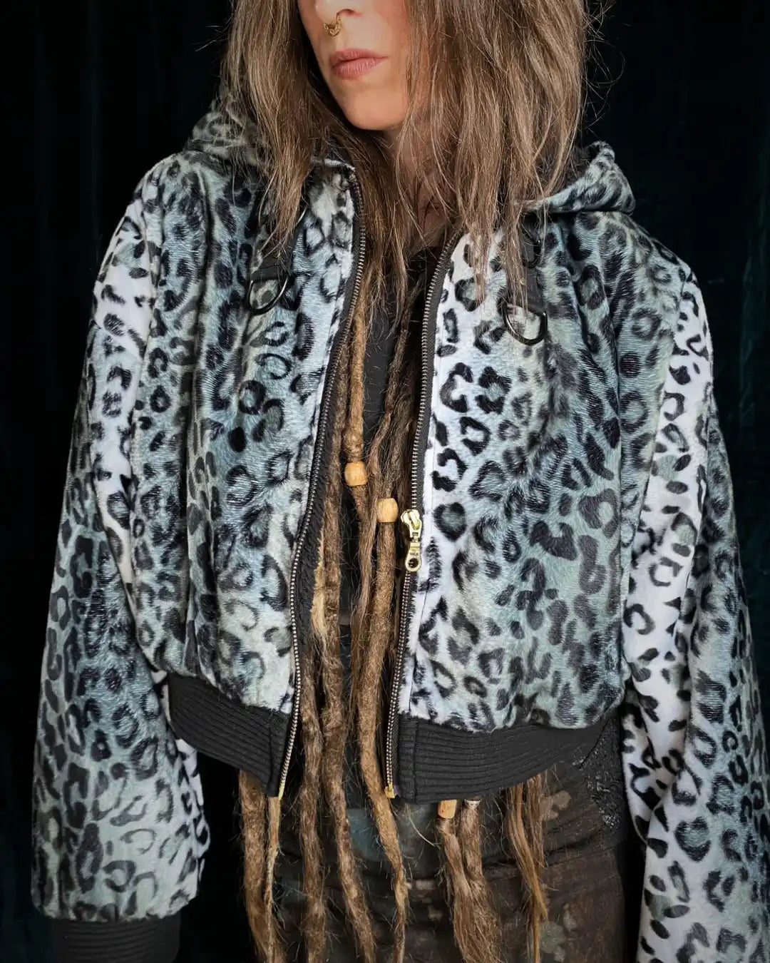 Felljacke Leo grau Schneeleopard mit Backpatch