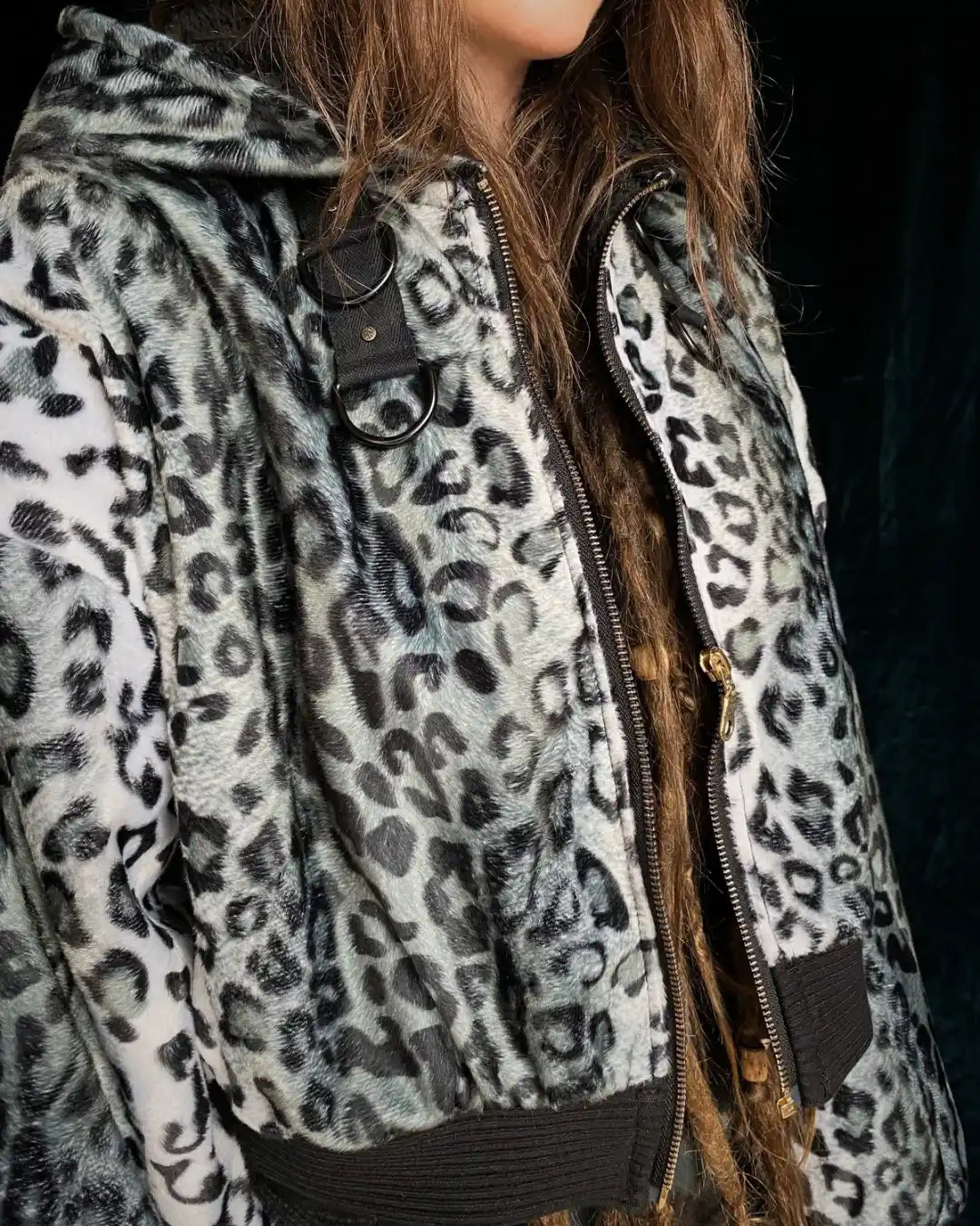 Felljacke Leo grau Schneeleopard mit Backpatch