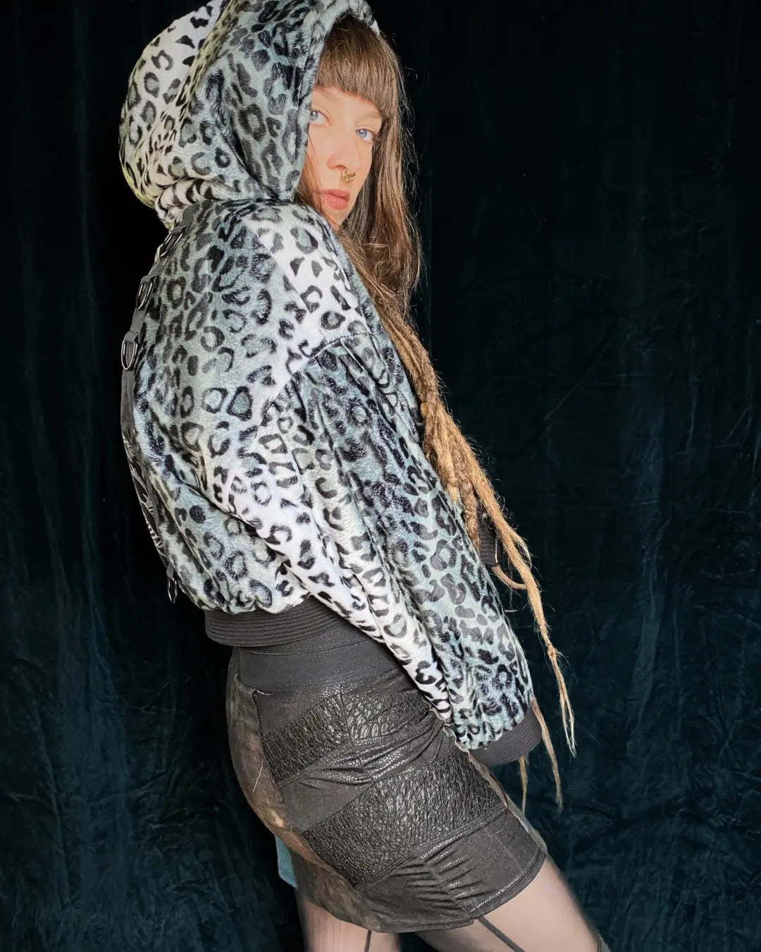 Felljacke Leo grau Schneeleopard mit Backpatch