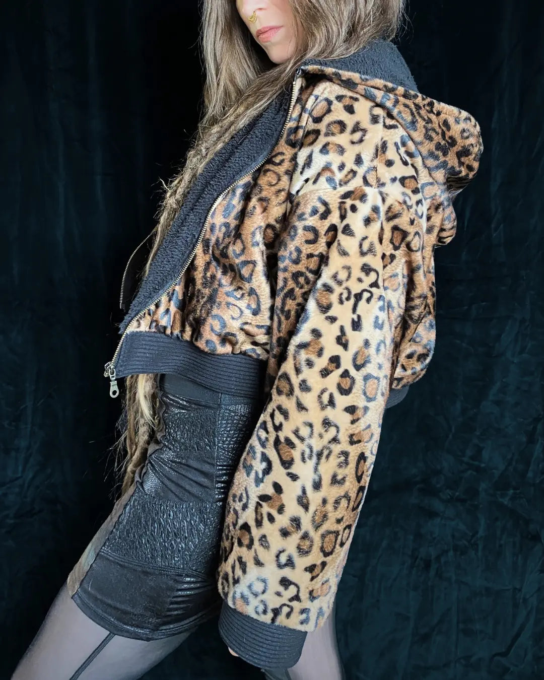 Felljacke Leo braun mit rotem Backpatch