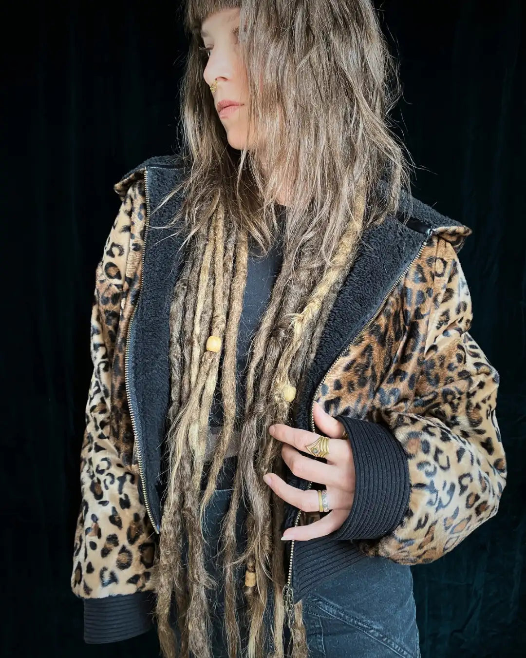 Felljacke Leo braun mit rotem Backpatch