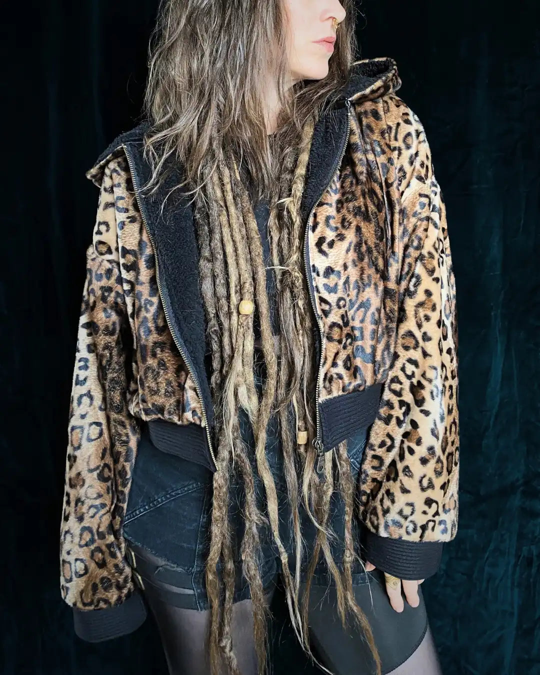 Felljacke Leo braun mit rotem Backpatch