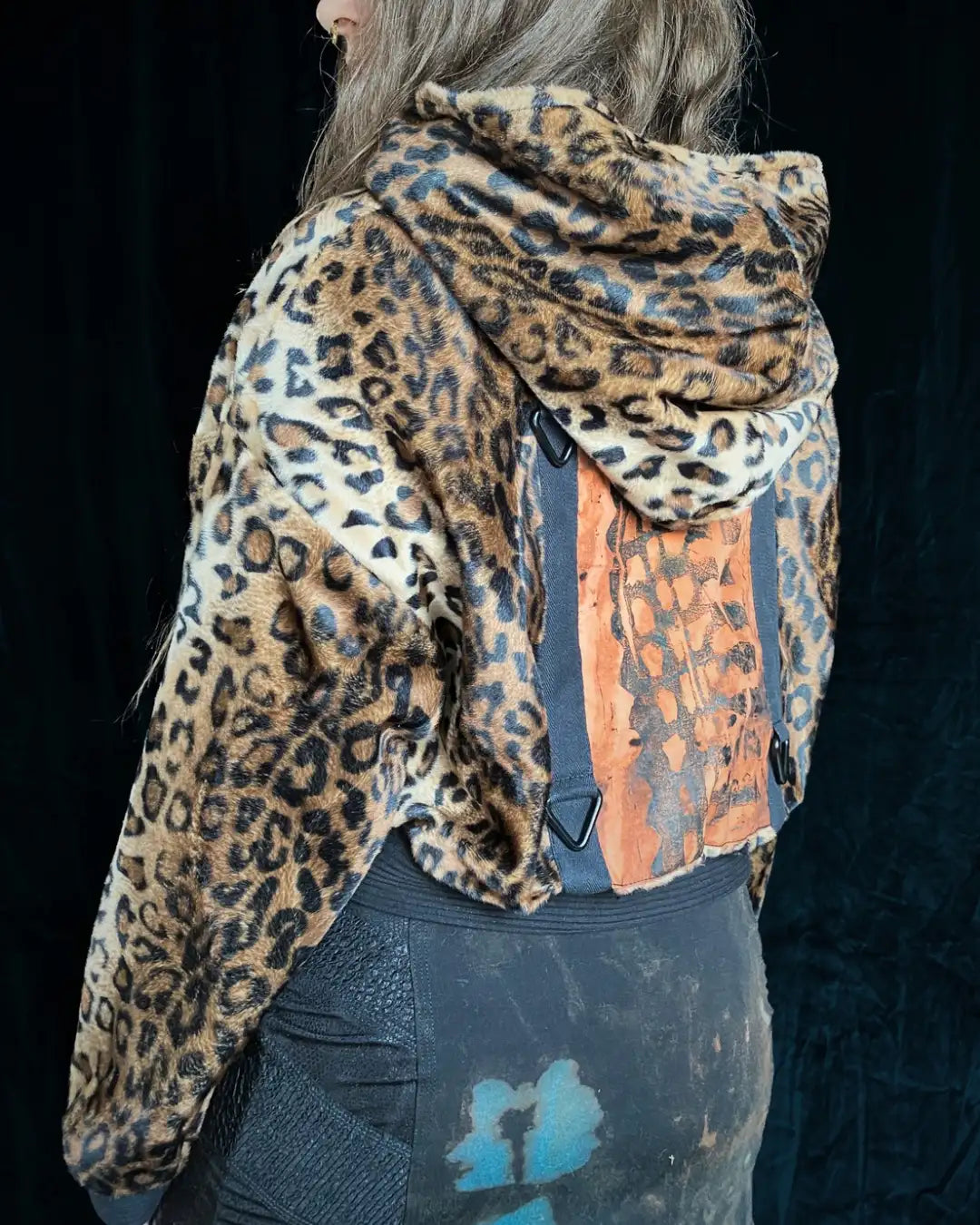 Felljacke Leo braun mit rotem Backpatch