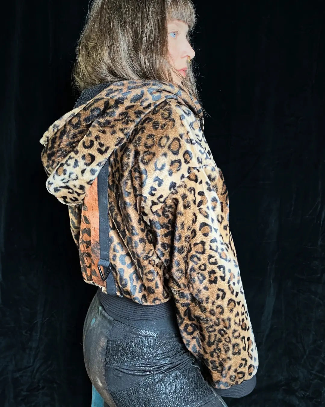 Felljacke Leo braun mit rotem Backpatch